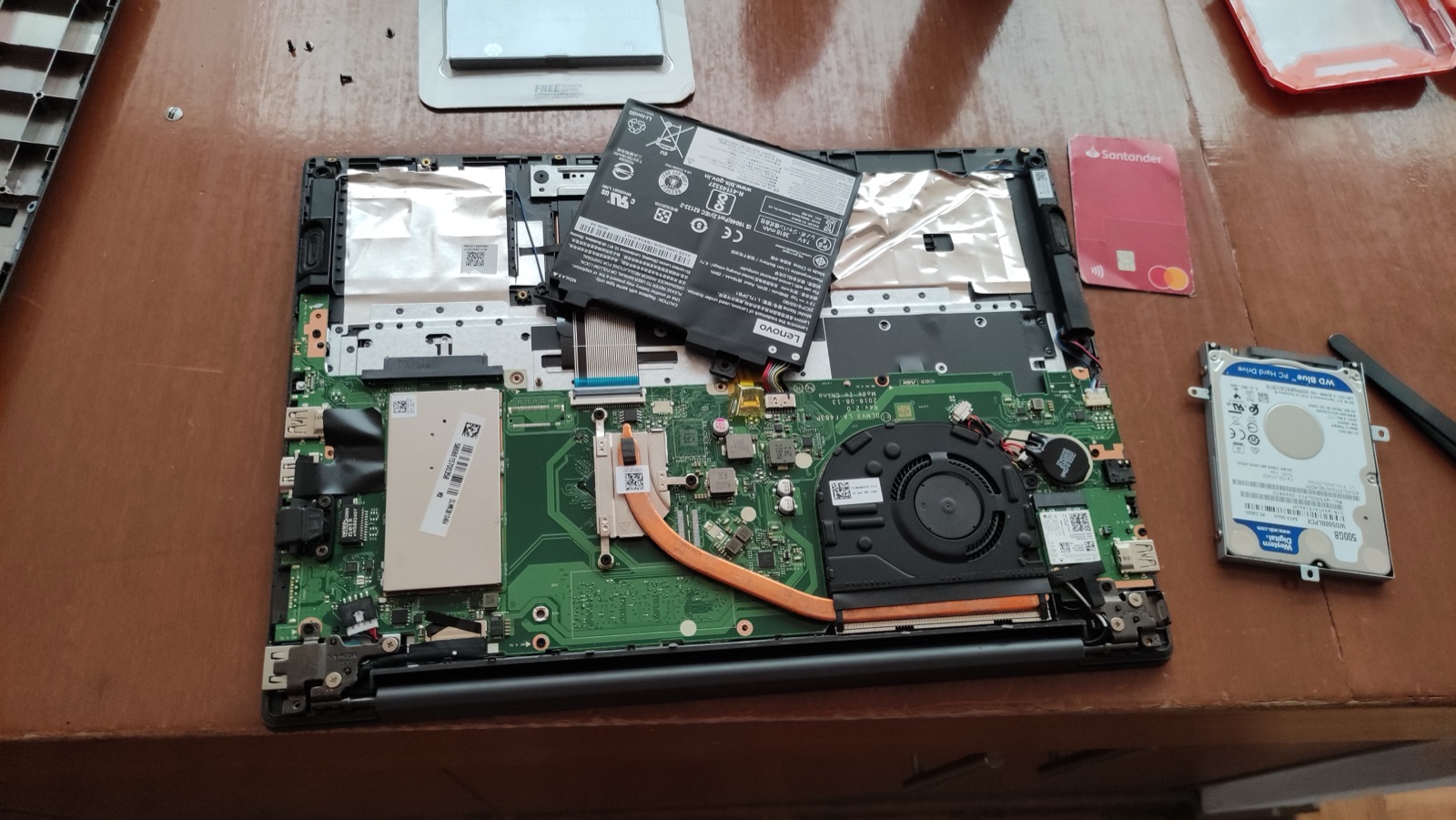 Componentes de computadora durante una reparación
